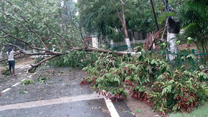 फनी चक्रीवादळामुळे ओदिशा, आंध्रसह पश्चिम बंगालला यंत्रणेकडून अलर्ट जारी करण्य़ात आला आहे. 