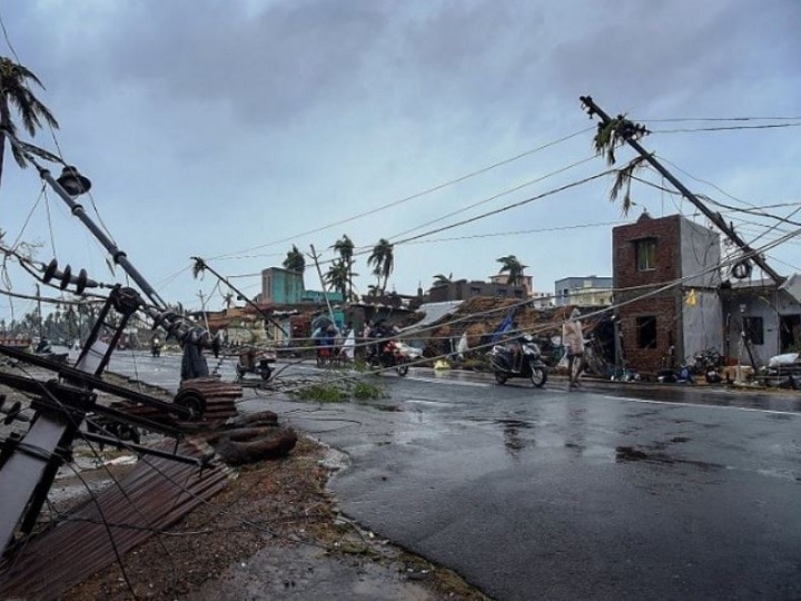 cyclone fani - 8 people dead in odisha फनी चक्रीवादळामुळे ओदिशात 8 जणांचा मृत्यू, जनजीवन विस्कळीत, वीज-मोबाईल नेटवर्कसारख्या सेवा ठप्प
