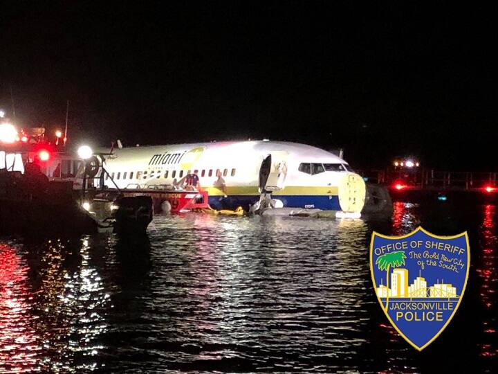 Boeing 737 jet skids off runway and slides into river in Florida with 136 passengers 136 प्रवाशांना घेऊन जाणारं बोईंग विमान फ्लोरिडामधील नदीत कोसळलं