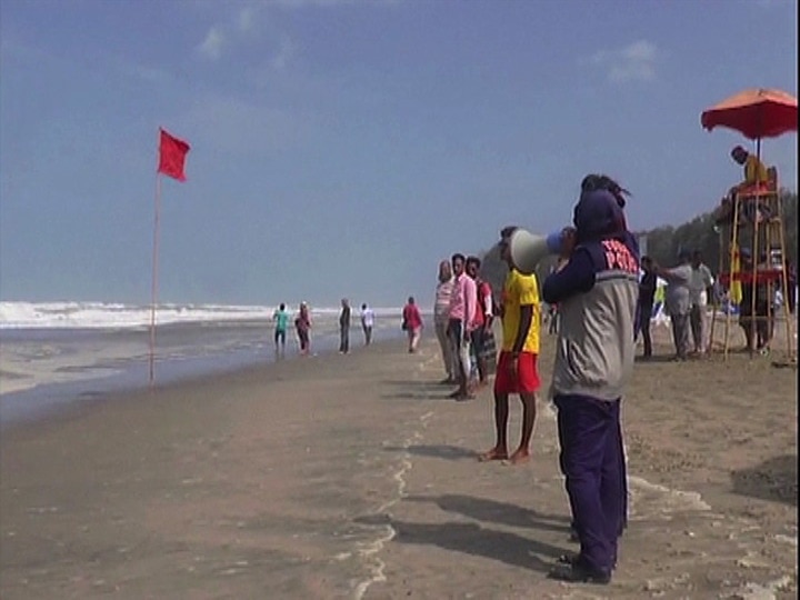 cyclonic fani weakens before entering in bangladesh प. बंगालमध्ये फनी चक्रीवादळाचा जोर ओसरला, आज बांग्लादेशमध्ये धडक