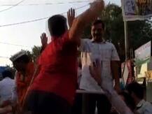 मुख्यमंत्री अरविंद केजरीवाल यांना रोड शो दरम्यान कानशिलात लगावली, युवकाला आप कार्यकर्त्यांनी धुतले