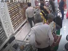 ठाण्यात ज्वेलर्सच्या दुकानात साडेअकरा लाखांचे दागिने चोरणारे वृद्ध जोडपे सीसीटीव्हीत कैद