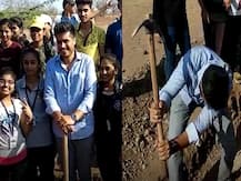\'पानी फाउंडेशन\'च्या महाश्रमदानासाठी पवारांचे नातू रोहित यांच्या हाती कुदळ-फावडं