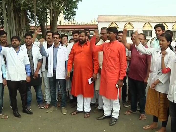 medical Students of Maratha caste are protestion for reservation at Mumbai वैद्यकीय शिक्षणात आरक्षण नाही, मराठा विद्यार्थ्यांचे सीएसएमटी स्थानकाबाहेर आंदोलन