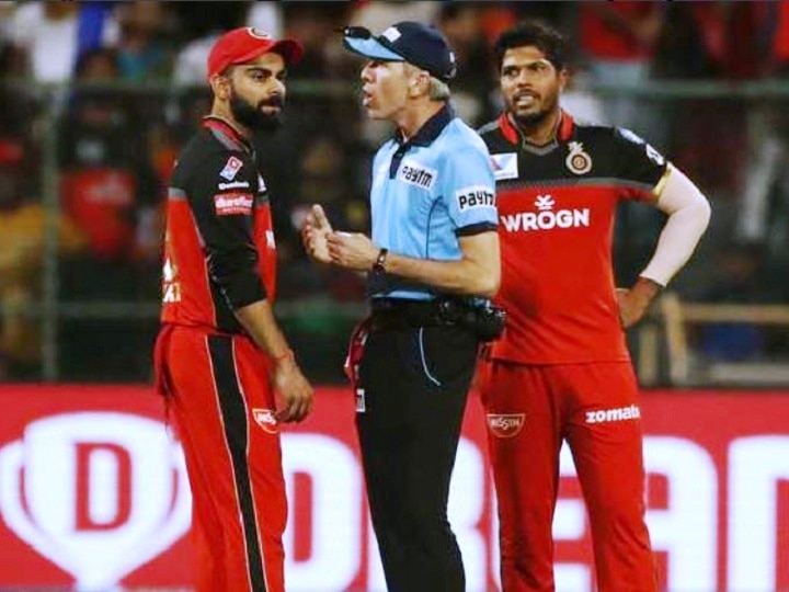 IPL 2019 - Umpire Nigel Llong damages door as he had spat RCB captain Virat Kohli on ground IPL 2019 : विराट कोहलीसोबतच्या वादानंतर अंपायरने दरवाजा तोडला!