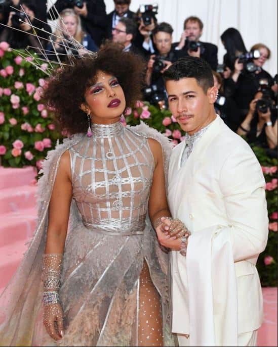  या सोहळ्यात दीप‍िका पादूकोण आणि प्र‍ियांका चोप्राने हजेरी लावली. पण मेट गालामधील प्र‍ियांका चोप्राच्या लूकचे फोटो समोर येताच, सोशल मीडियावर वेगाने प्रतिक्रिया येण्यास सुरुवात झाली.