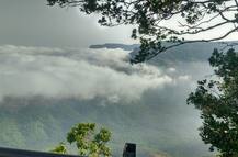 महाबळेश्वरमध्ये आर्थर सीट पॉईंटवर ढगांची चादर