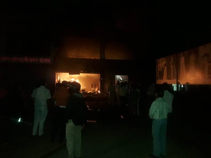 पुण्यातील देवाची उरळीत साडी सेंटरला आग, पाच कामगारांचा मृत्यू fire in Pune Saree center devachi urali, five worker dead पुण्यातील देवाची उरळीत साडी सेंटरला आग, पाच कामगारांचा मृत्यू