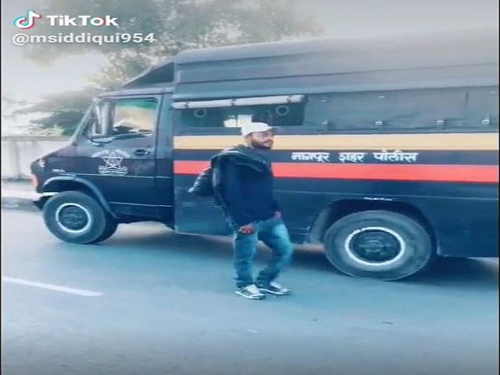 TikTok video of Nagpur Goon getting down from Police van goes viral नागपूर पोलिसांच्या व्हॅनमधून उतरताना फरार गुंडाचा टिकटॉक व्हिडिओ