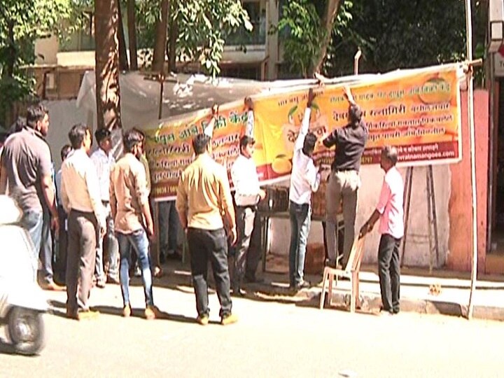 mns and bjp workers after clash on farmers mango stall in thane Update ठाण्यात आंबे विक्रीवरुन मनसे-भाजपमधील वाद सुरुच, परप्रांतीय आंबे विक्रेत्याच्या स्टॉलवर मनसेचा आक्षेप