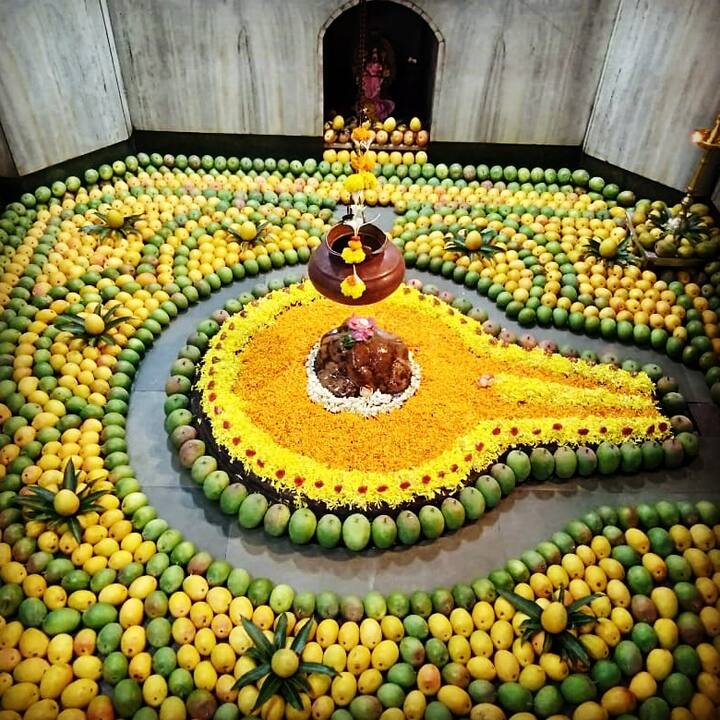 सिंधुदुर्ग जिल्ह्यातील ऐतिहासिक शिवकालीन कुणकेश्वर मंदिरात, शंकराची पिंड आणि नंदीला प्रसिद्ध देवगड हापूस आंब्याची आकर्षक आरास करण्यात आली आहे.