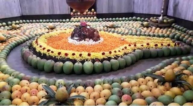 उन्हाळ्याची सुट्टीचा आनंद लुटण्यासाठी देश विदेशातून पर्यटक कोकणात दाखल झाले आहेत. देवगडमध्येही पर्यटक कुणकेश्वर मंदिरात भेट देत आहेत.