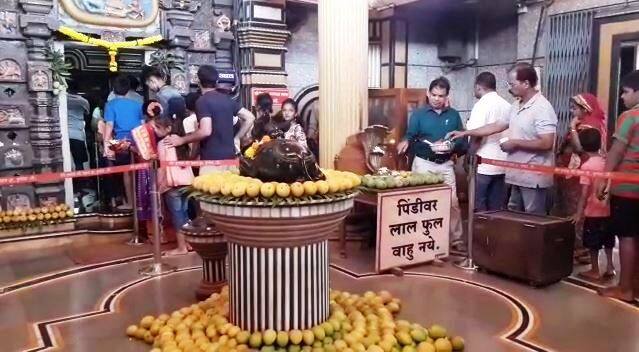 कुणकेश्वरमधील भगवान शंकराच्या पिंडीभोवती केलेली हापूस आंब्याची आकर्षकआरास पाहून पर्यटकांनाही प्रसन्न वाटतं आणि हापूसची चव चाखण्याचा मोहही आवरत नाही. 