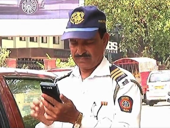  Pune traffic police recoverd 24 thousands fine from fortuner driver  पुण्यात वाहतुकीचे नियम न पाळणाऱ्या वाहनचालकाकडून 24 हजारांचा दंड वसूल