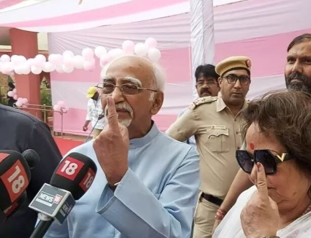 माजी उपराष्ट्रपती हमीद अन्सारी यांनी आपल्या पत्नीसोबत मतदान केले.