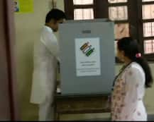 Lok Sabha Elections 2019  गंभीर, कोहलीसह दिग्गजांचं रांगेत उभं राहत मतदान