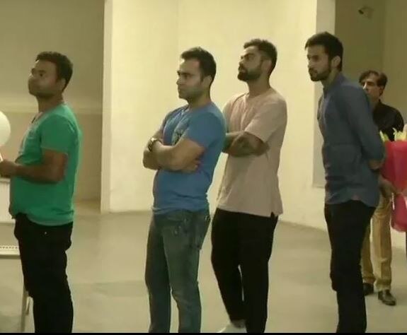 भारतीय क्रिकेट संघाचा कर्णधार विराट कोहलीने दिल्लीतील गुरुग्राम येथील मतदान केंद्रावर मतदान केले.