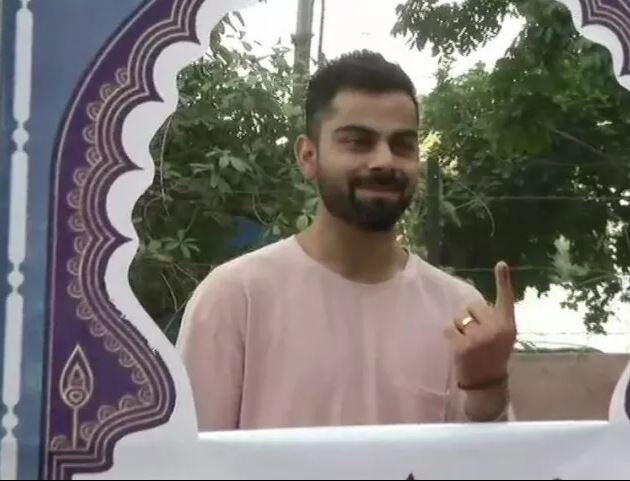 भारतीय क्रिकेट संघाचा कर्णधार विराट कोहलीने दिल्लीतील गुरुग्राम येथील मतदान केंद्रावर मतदान केले.
