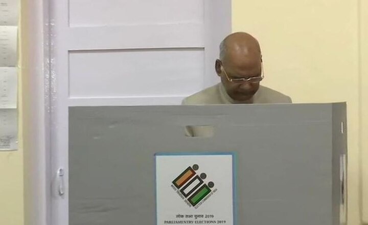 राष्ट्रपती रामनाथ कोविंद यांचं परिवारासह मतदानाचा हक्का बजावला.