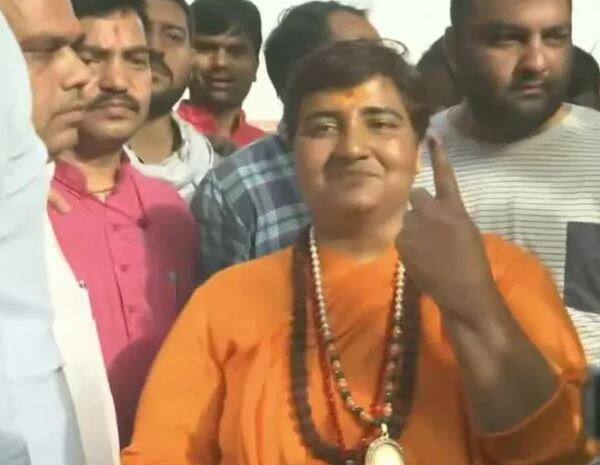 भोपाळमधील भाजप उमेदवार साध्वी प्रज्ञा सिंह यांनी मतदानाचा अधिकार बजावला