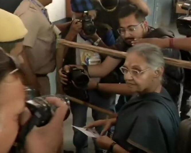 दिल्लीच्या माजी मुख्यमंत्री शीला दीक्षित यांनी आपला मताधिकार बजावला.