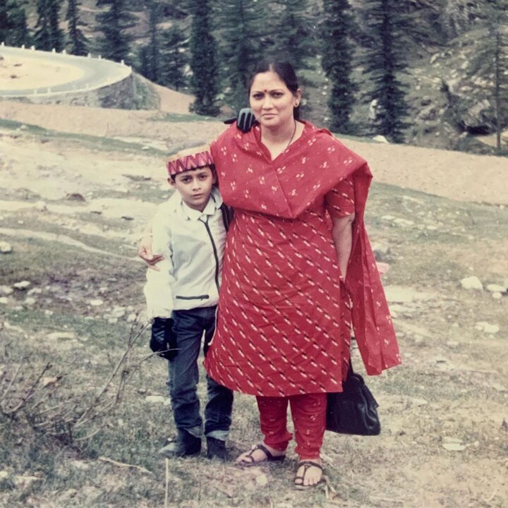 अभिनेता स्वप्निल जोशीने आज त्याच्या लहानपणीचा आईसोबतचा फोटो अपलोड केला. त्यासोबत त्याने कॅप्शनमध्ये म्हटले आहे, 