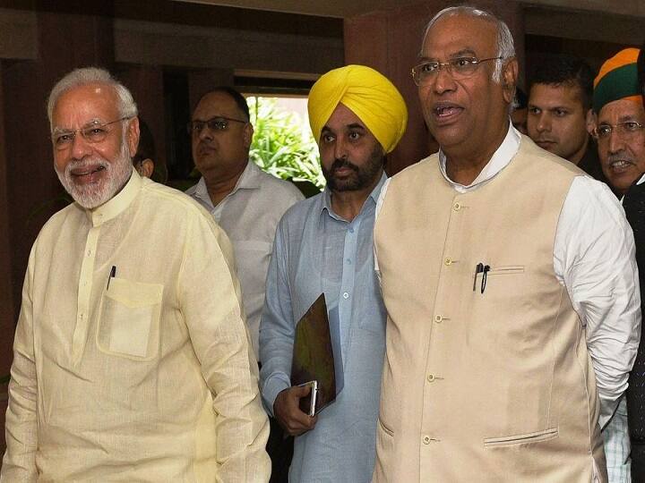 ...तर मोदी दिल्लीच्या विजय चौकात फाशी घेणार का? : मल्लिकार्जुन खर्गे Loksabha Election 2018 - Will Modi hang himself at Delhi's Vijay Chowk, asks Mallikarjun Kharge ...तर मोदी दिल्लीच्या विजय चौकात फाशी घेणार का? : मल्लिकार्जुन खर्गे