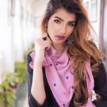 आयपीएलच्या फायनलमधली व्हायरल होणारी \'ती\' तरुणी कोण?