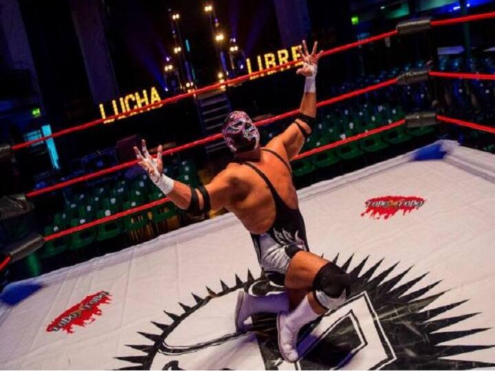 Watch Video - Wrestler Silver King dies during London wrestling fight VIDEO | रेसलिंग रिंगमध्येच प्रसिद्ध कुस्तीपटूचा मृत्यू, प्रेक्षकांचा शोचा भाग असल्याचा समज