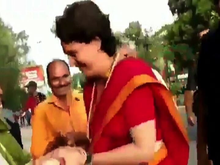loksabha election 2019, priyanka gandhi greeted with pro modi slogans at indore update लोकांचा 'मोदी.. मोदी..' नारा,  हस्तांदोलन करुन प्रियांका गांधी म्हणाल्या 