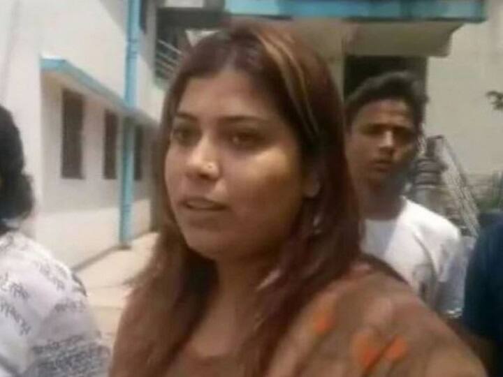 ममता बॅनर्जींचा 'तो' फोटो शेअर करणाऱ्या तरुणीची सुप्रीम कोर्टाकडून सुटका, प. बंगाल सरकारला दणका Supreme court orders West bengal police to release Priyanka Sharma immediately ममता बॅनर्जींचा 'तो' फोटो शेअर करणाऱ्या तरुणीची सुप्रीम कोर्टाकडून सुटका, प. बंगाल सरकारला दणका