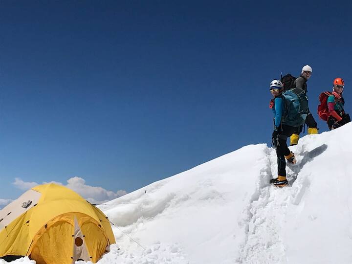 गिरीप्रेमीच्या दहा गिर्यारोहकांनी भारताच्या सर्वोच्च शिखरावर तिरंगा फडकावला आहे. या मोहीमेदरम्यान गिरीप्रेमीच्या दहा गिर्यारोहकांसह 30 आंतरराष्ट्रीय गिर्यारोहकांनी माऊंट कांचनजुंगावर चढाई केली. आज (15 मे) सकाळी दहा वाजता गिर्यारोहकांनी शिखर सर केलं.