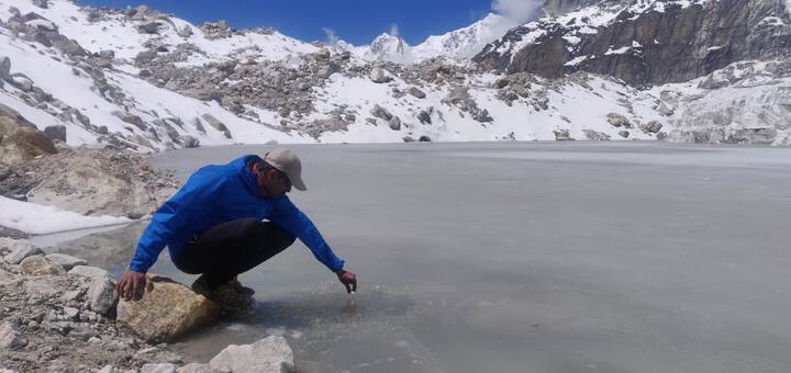 कांचनजुंगाची एकूण पाच शिखरं आहे. यात मुख्य शिखर (8586 मीटर), पश्चिम शिखर (8505 मीटर), मध्य शिखर (8482 मीटर), दक्षिण शिखर (8494 मीटर), कांगबाचेन शिखर (7903 मीटर) यांचा समावेश आहे. 