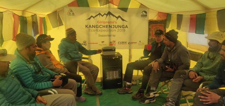 या आधी 2012 मध्ये माऊंट एव्हरेस्ट, 2013 मध्ये माऊंट ल्होत्से, 2014 मध्ये माऊंट मकालू, 2016 मध्ये माऊंट धौलागिरी आणि माऊंट च्यो ओयु आणि 2017 मध्ये माऊंट मनास्लुवर मोहीम फत्ते केली होती. अशी कामगिरी करणारे उमेश झिरपे भारतातील एकमेव गिर्यारोहक मोहीम नेते आहेत. 