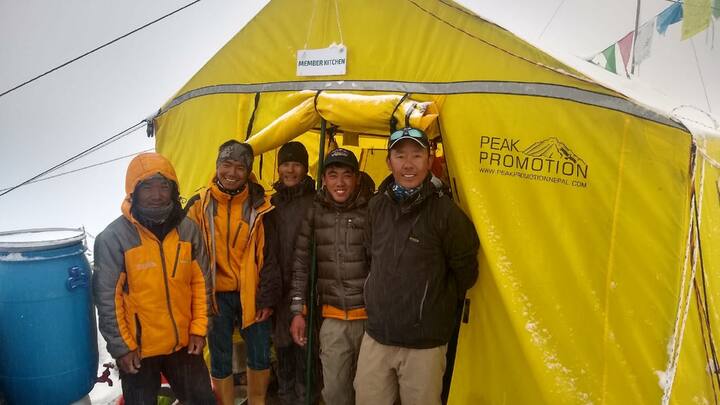 आंतरराष्ट्रीय मोहिमेचे बेस कॅम्पवरुन नेतृत्व आणि संयोजन झिरपे यांनी केलं. गिरीप्रेमीच्या आशिष माने, रुपेश खोपडे, भूषण हर्षे, आनंद माळी, प्रसाद जोशी, कृष्णा ढोकले, डॉ. सुमित मांदळे, विवेक शिवदे, किरण साळस्तेकर आणि जितेंद्र गवारे यांनी शिखराची चढाई केली.