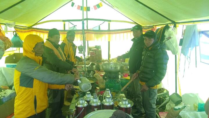 ज्येष्ठ गिर्यारोहक माया शेर्पा आणि सिंगापूरचे खु स्वी चाऊ यांनीही उमेश झिरपे यांच्या मोहिमेदरम्यान शिखर चढाई केली होती. 