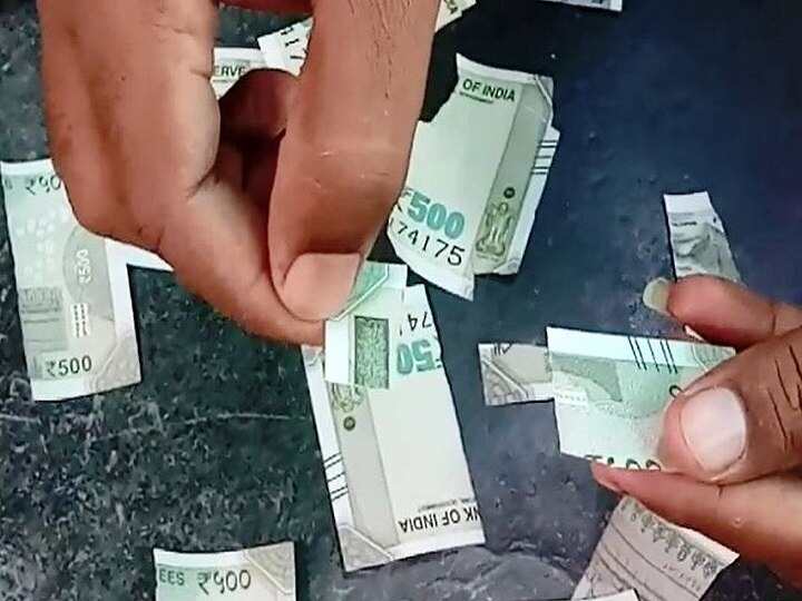 Sangli - Currency note of Rs.500 broken into pieces in Vita सांगलीत घडी घालताच पाचशेच्या नोटांचे तुकडे पडले, नागरिकांमध्ये खळबळ