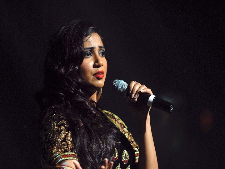 पार्श्वगायिका श्रेया घोषालचा सिंगापूर एअरलाईनविरोधात 'राग' Singer Shreya Ghoshal blasts Singapore airline for not allowing to carry musical instrument on flight पार्श्वगायिका श्रेया घोषालचा सिंगापूर एअरलाईनविरोधात 'राग'