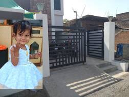 घराबाहेरचा स्लायडिंग गेट कोसळून 18 महिन्यांच्या चिमुरडीचा करुण अंत