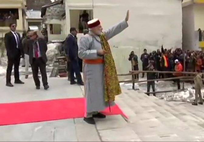 केदारनाथ मंदिरात पूजा केल्यानंतर पंतप्रधान नरेंद्र मोदी केदारपुरीच्या दिशेने जात आहेत. 