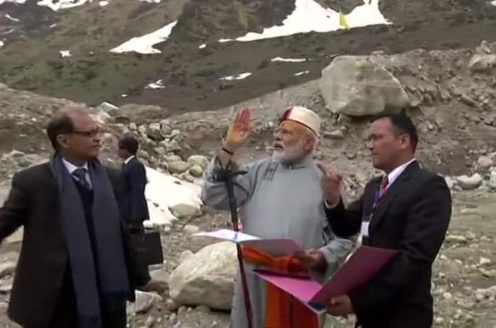 मंदिराच्या दर्शनानंतर पंतप्रधान नरेंद्र मोदींनी केदारनाथमधील सध्यस्थिती आणि पुनर्विकासाचा आढावा घेतला