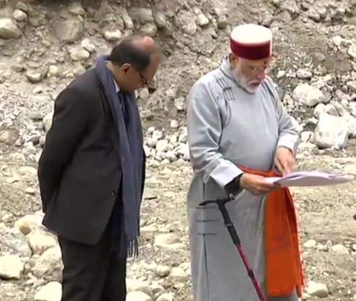 पंतप्रधान नरेंद्र मोदी उत्तराखंडमधील केदारनाथ मंदिरात दर्शन घेत आहेत, तर भाजपचे अध्यक्ष अमित शाह गुजरातमधील सोमनाथ मंदिराचं दर्शन घेणार आहेत.