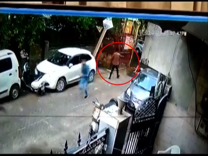 firing on man by unknown attackers in Rohini, new Delhi CCTV | दिल्लीत हत्येच्या प्रयत्नाचा थरार सीसीटीव्हीत कैद, तरुणावर तब्बल 17 गोळ्या झाडल्या
