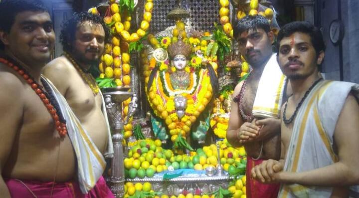 मुंबईतील प्रसिद्ध मुंबादेवी मंदिरात आंबा महोत्सव साजरा करण्यात आला
