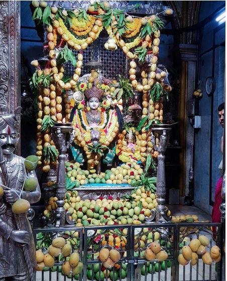  मुंबादेवी मंदिर विश्वस्त निधीतर्फे आंबा महोत्सवाचं आयोजन करण्यात आलं होतं.