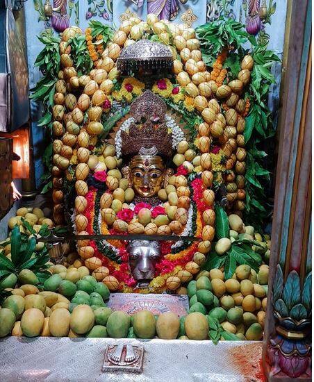 मुंबादेवीच्या मूर्तीभोवती आंब्यांची आरास करण्यात आली होती. 