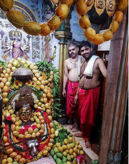 पौर्णिमेच्या निमित्ताने मुंबादेवीच्या मंदिरात नवचंडी यज्ञ करण्यात आलं होतं