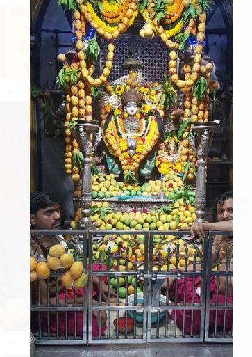 मुंबादेवीच्या दर्शनासाठी भक्तांनी मंदिरात मोठी गर्दी केली होती