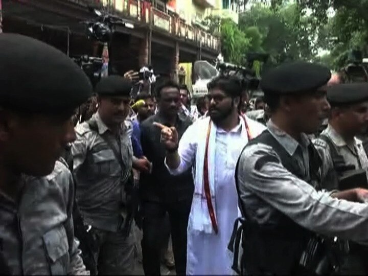 TMC workers protested against bjp minister babul supriyo भाजप नेते बाबुल सुप्रियोंना तृणमूलच्या कार्यकर्त्यांनी मतदान करण्यापासून रोखले