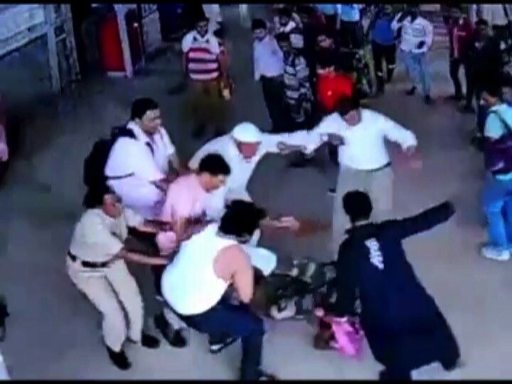 Railway employee brutally bashed maharashtra security force guard in tilak nagar टिळक नगर रेल्वे स्थानकात महाराष्ट्र सुरक्षा बलाच्या जवानाला बेदम मारहाण